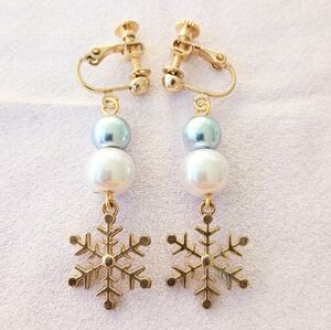 Elegant Gold Snowflake Pearl Earrings